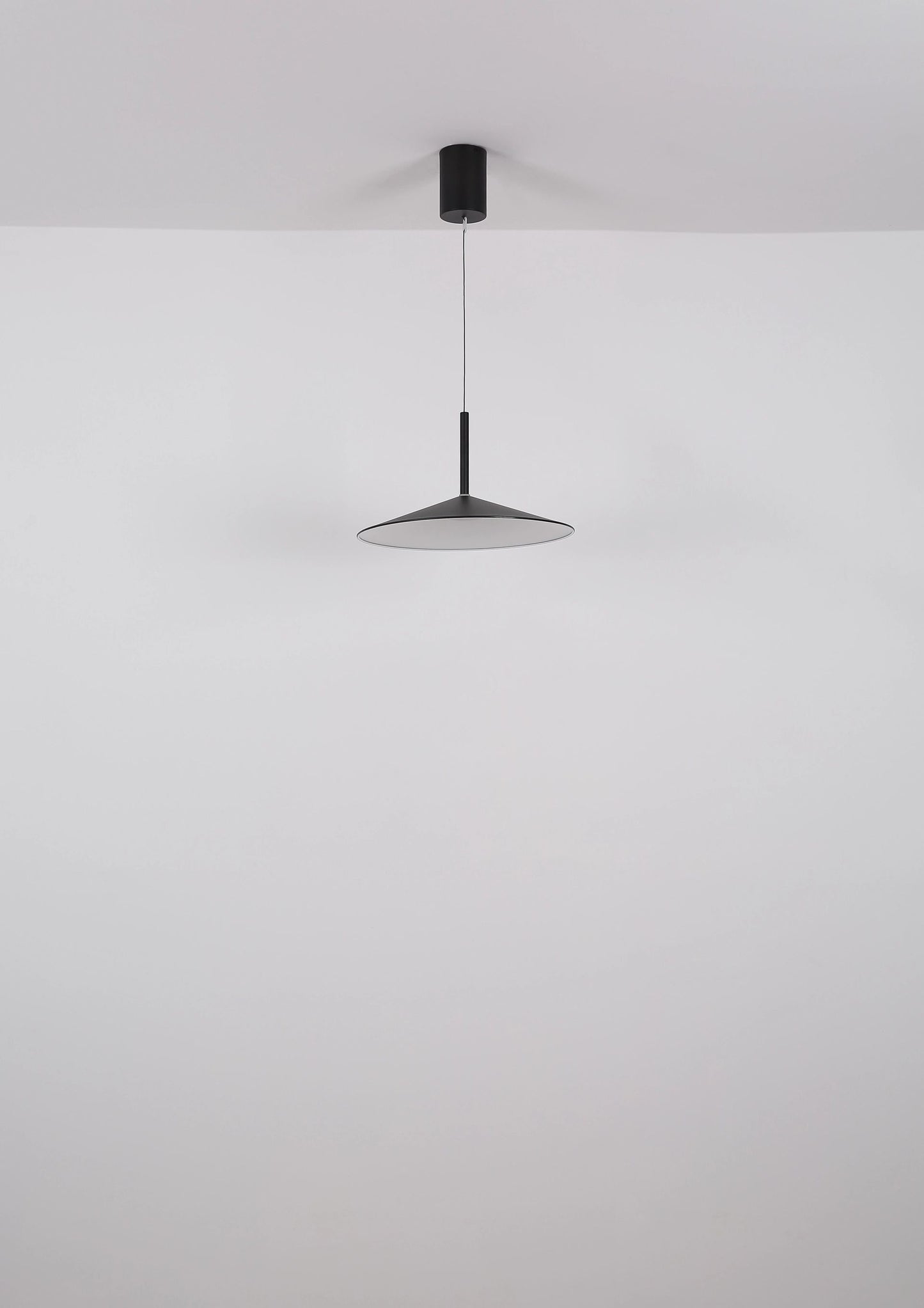 mat-zwarte-ronde-pendellamp-met-opaalwitte-acryl-lampone-variant-image6