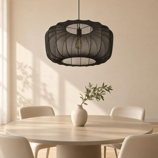 Sort Japandi-pendellampe i tekstil – Anne Lighting Sable – stemningsbillede
