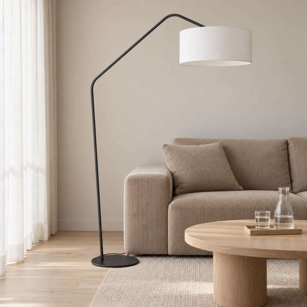 Anne Lighting ZigZag gulvlampe i sort og hvid – stemningsbillede