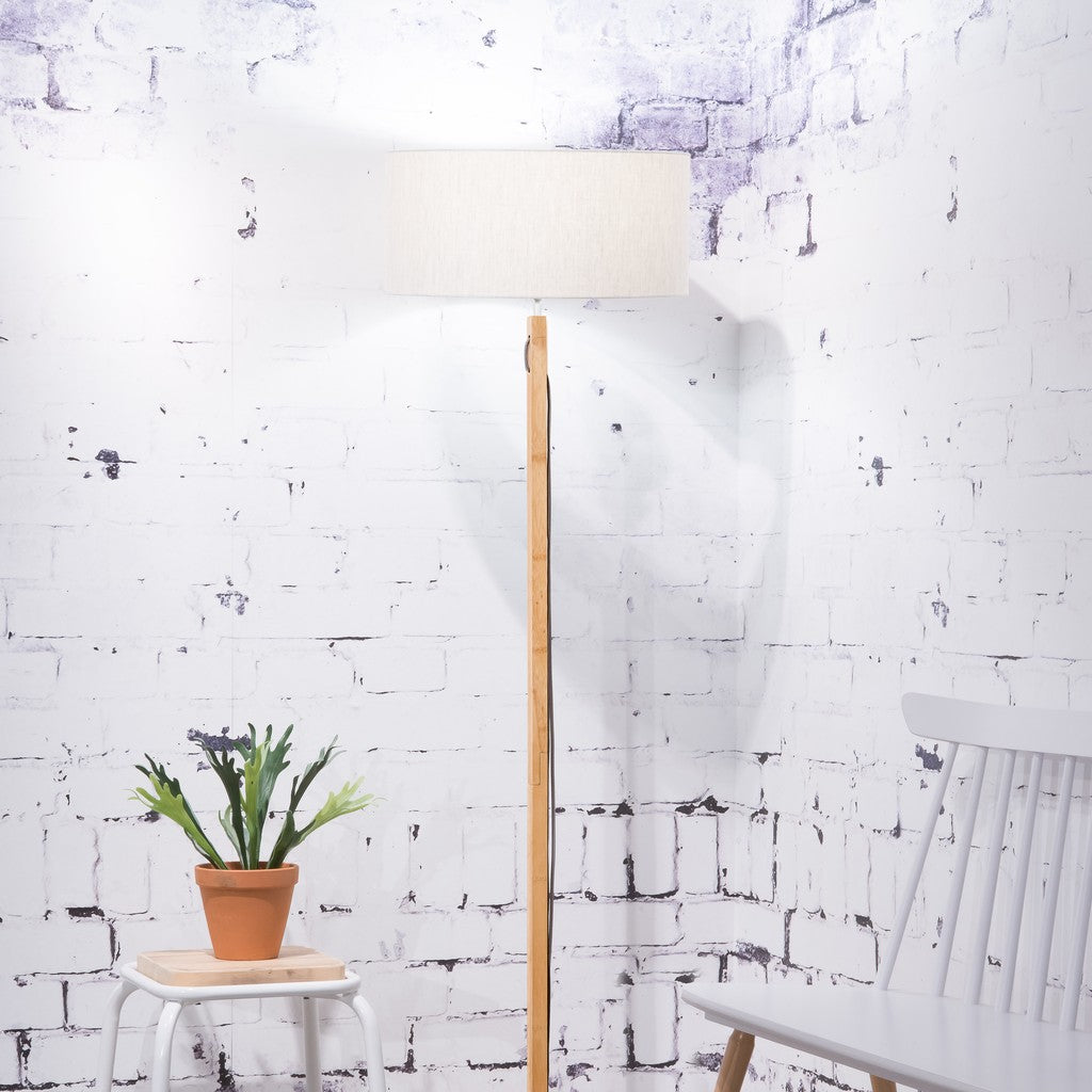 Сив бамбуков ленен floor lamp скандинавски GOOD&MOJO Fuji – интериорна снимка