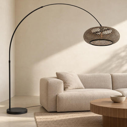 Crna lučna podna lampa s bambusovim sjenilom Mexlite Flair – ambijentalna fotografija