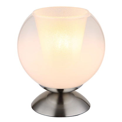 moderne-tafellamp-met-glazen-bol-en-chroom-barry-main-image