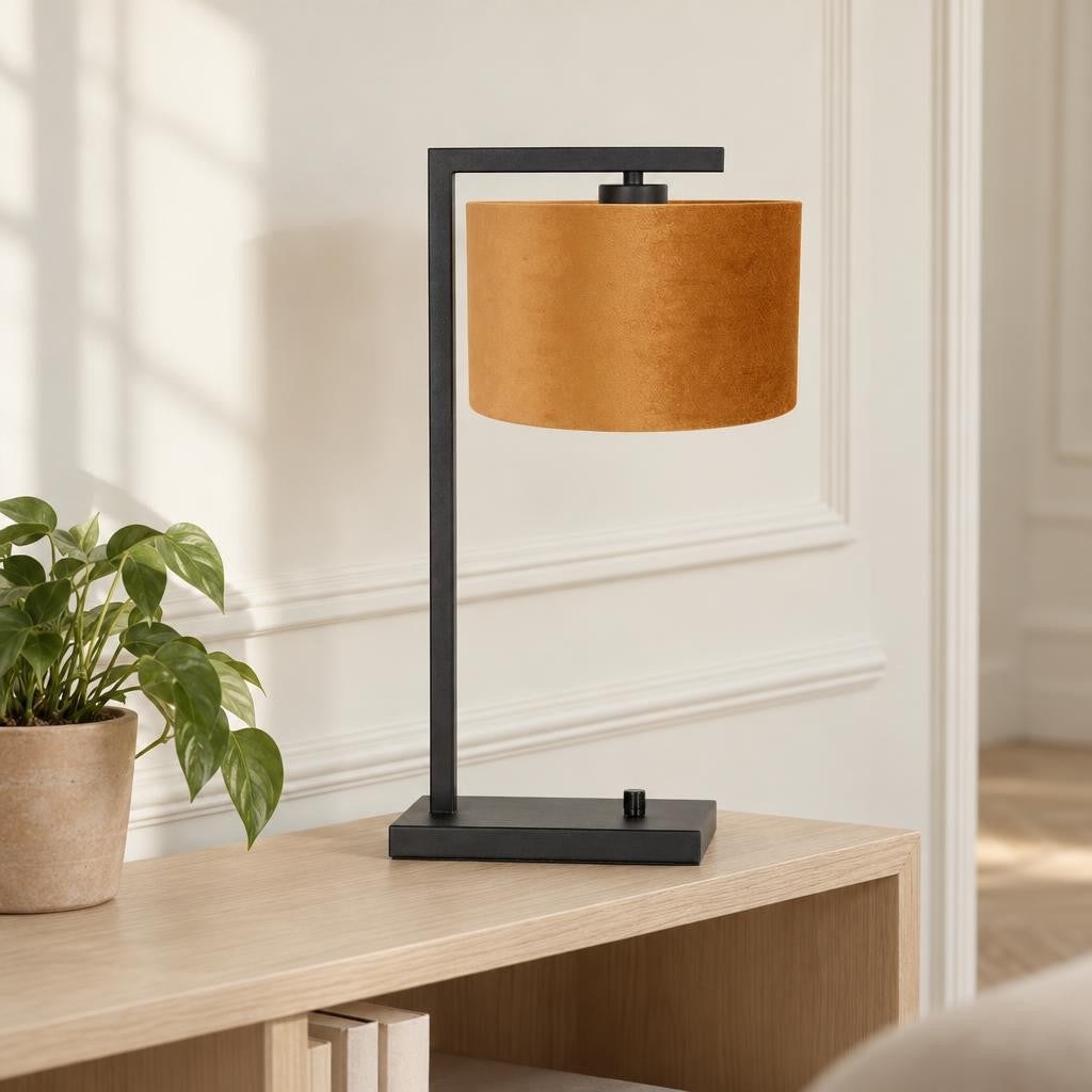 Czarna lampa stołowa Steinhauer Stang z kloszem w kolorze ochry – zdjęcie aranżacyjne