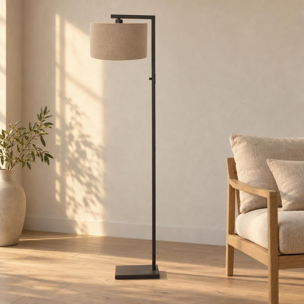 zwarte-vloerlamp-met-beige-kap-steinhauer-stang-ai-sfeer_image