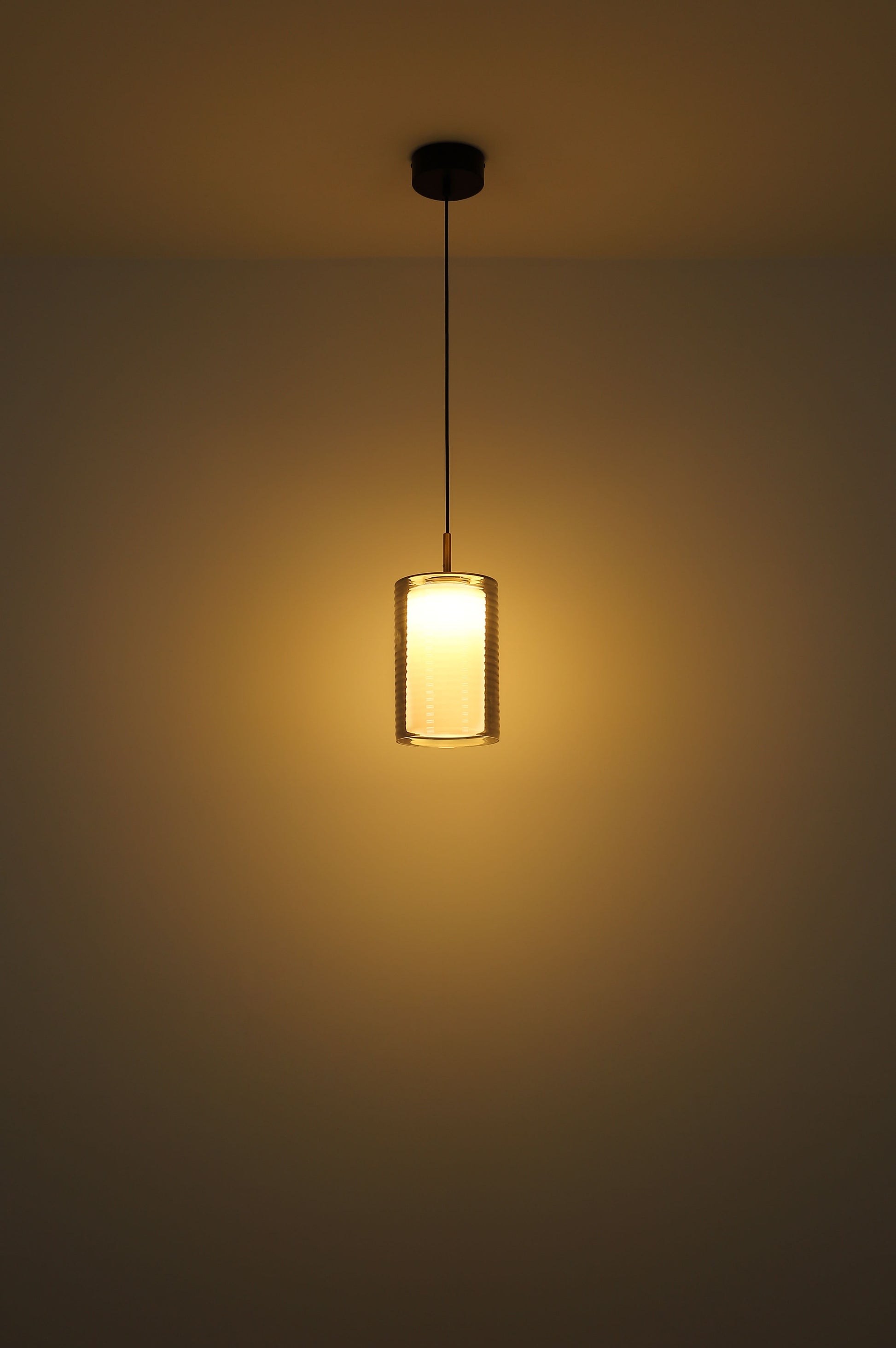 ronde-hanglamp-met-gegroefd-glas-en-metaal-lampigna-variant-image3