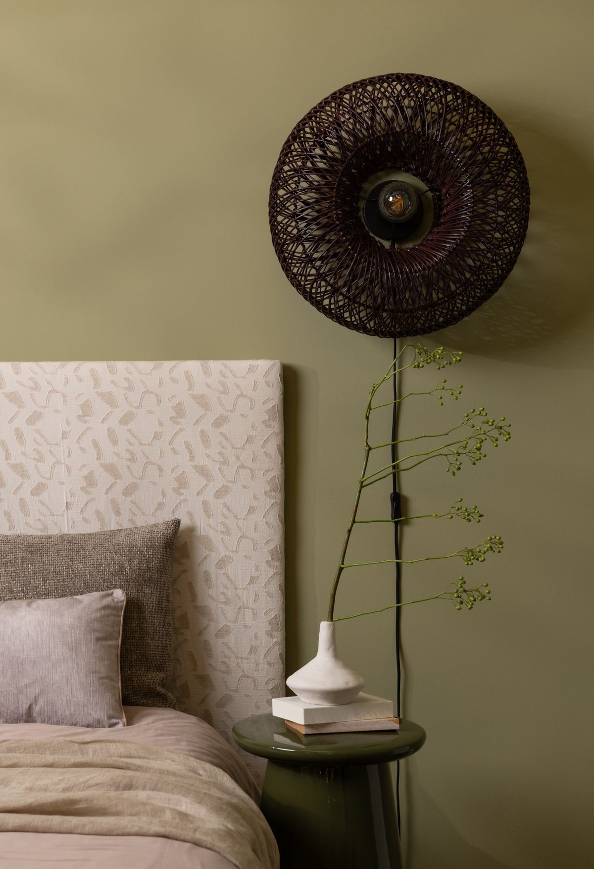 Bordeauxrode rotan wandlamp met vlechtkap GOOD&MOJO Arizona – afbeelding 2