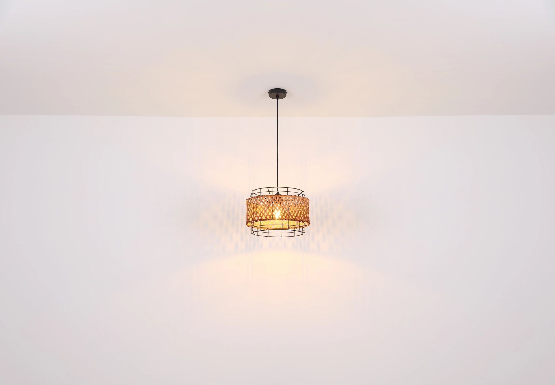 zwarte-hanglamp-met-bamboe-en-gaas-gina-variant-image4