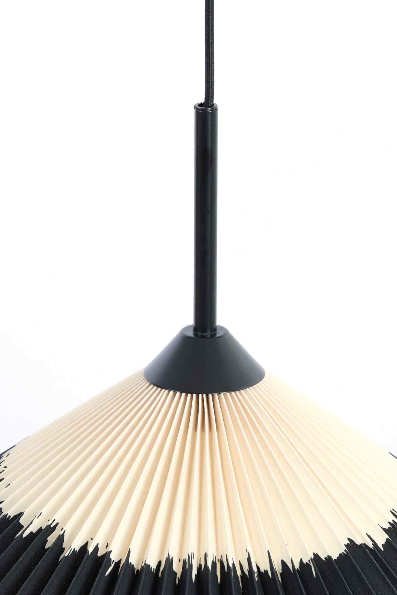 geplooide-hanglamp-textiel-naturel-zwart-light-living-pleated-variant-image7