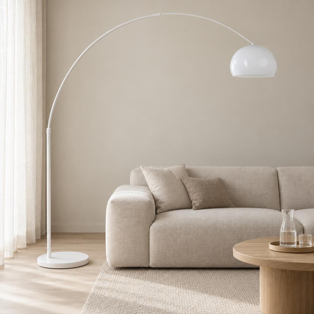Бяла дъгова подова лампа Steinhauer Sparkled Light – интериорна снимка
