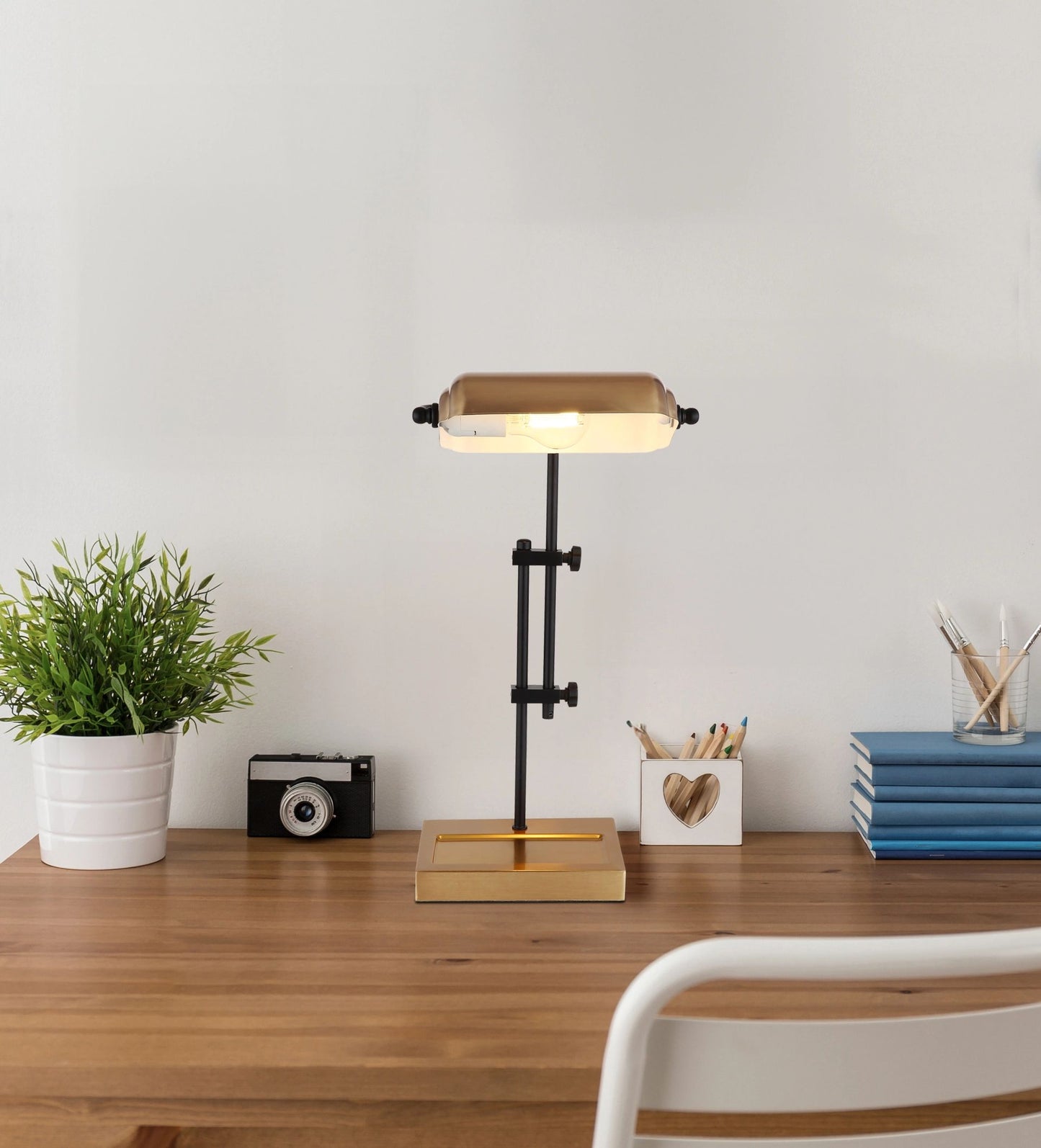 moderne-metalen-tafellamp-met-luxe-accenten-marid-variant-image6