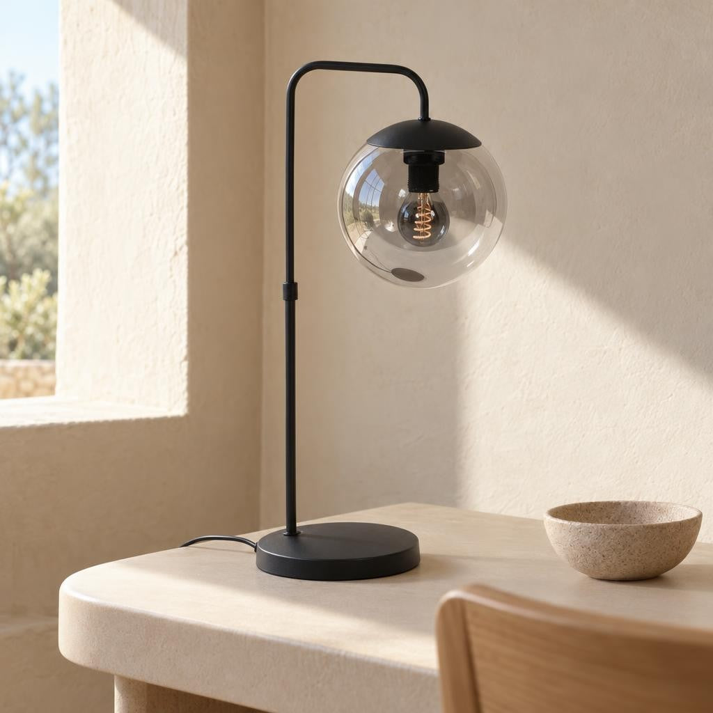 Steinhauer Bollique stolna lampa s crnim metalom i dimnim staklom – ambijentalna fotografija