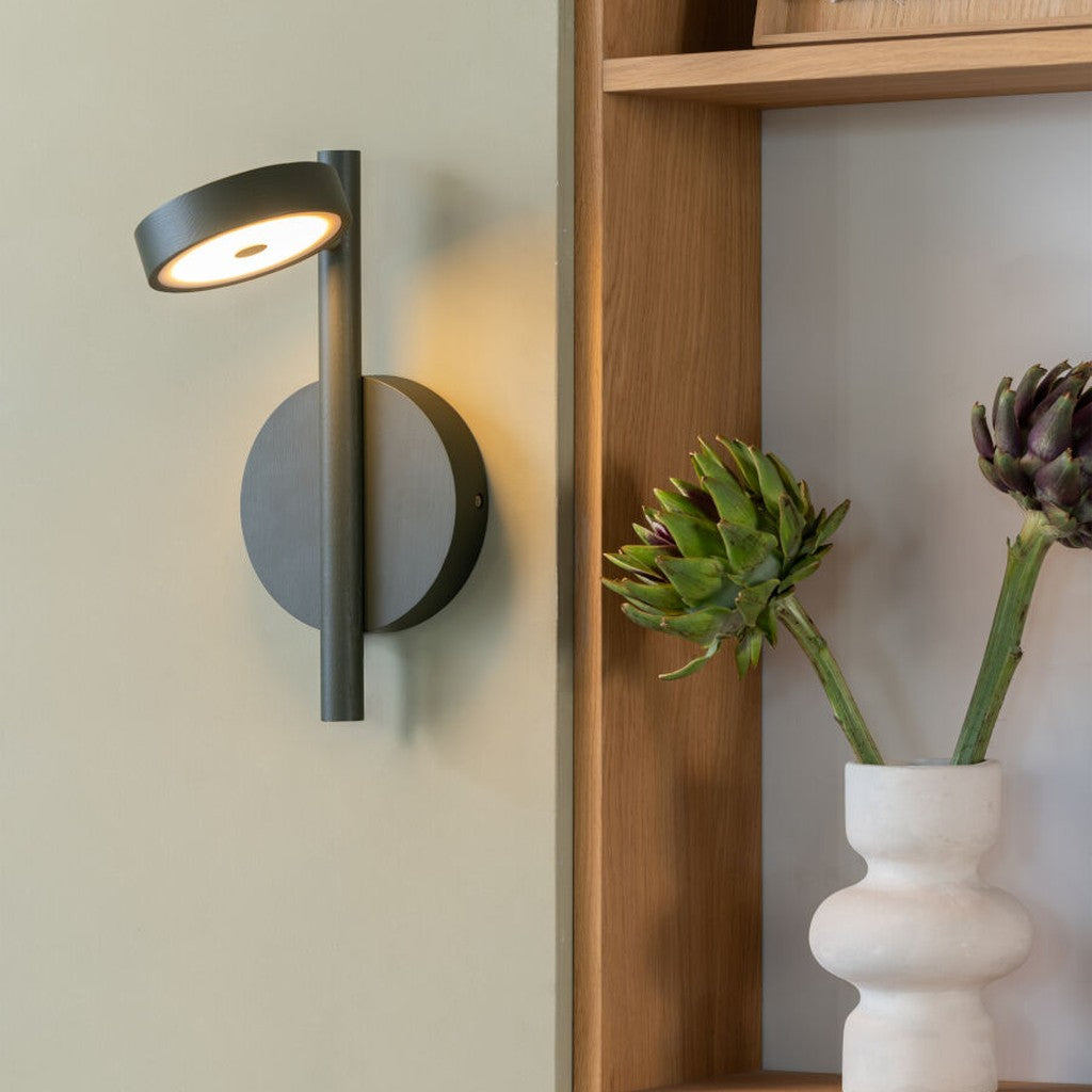 Zwarte houten wandlamp met ronde kap GOOD&MOJO Okinawa – sfeerbeeld