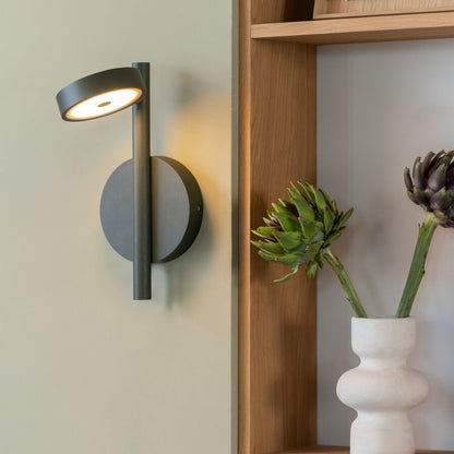 Zwarte houten wandlamp met ronde kap GOOD&MOJO Okinawa – sfeerbeeld