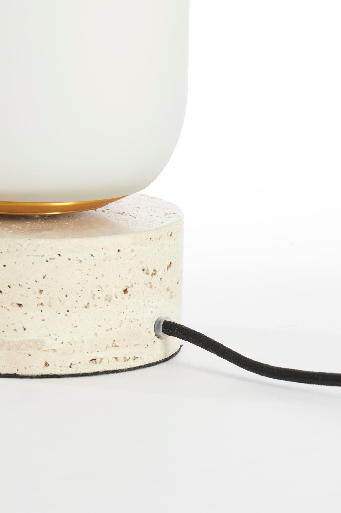 cilindervormige-witte-lampenkap-op-marmeren-voet-light-living-rylano-variant-image6