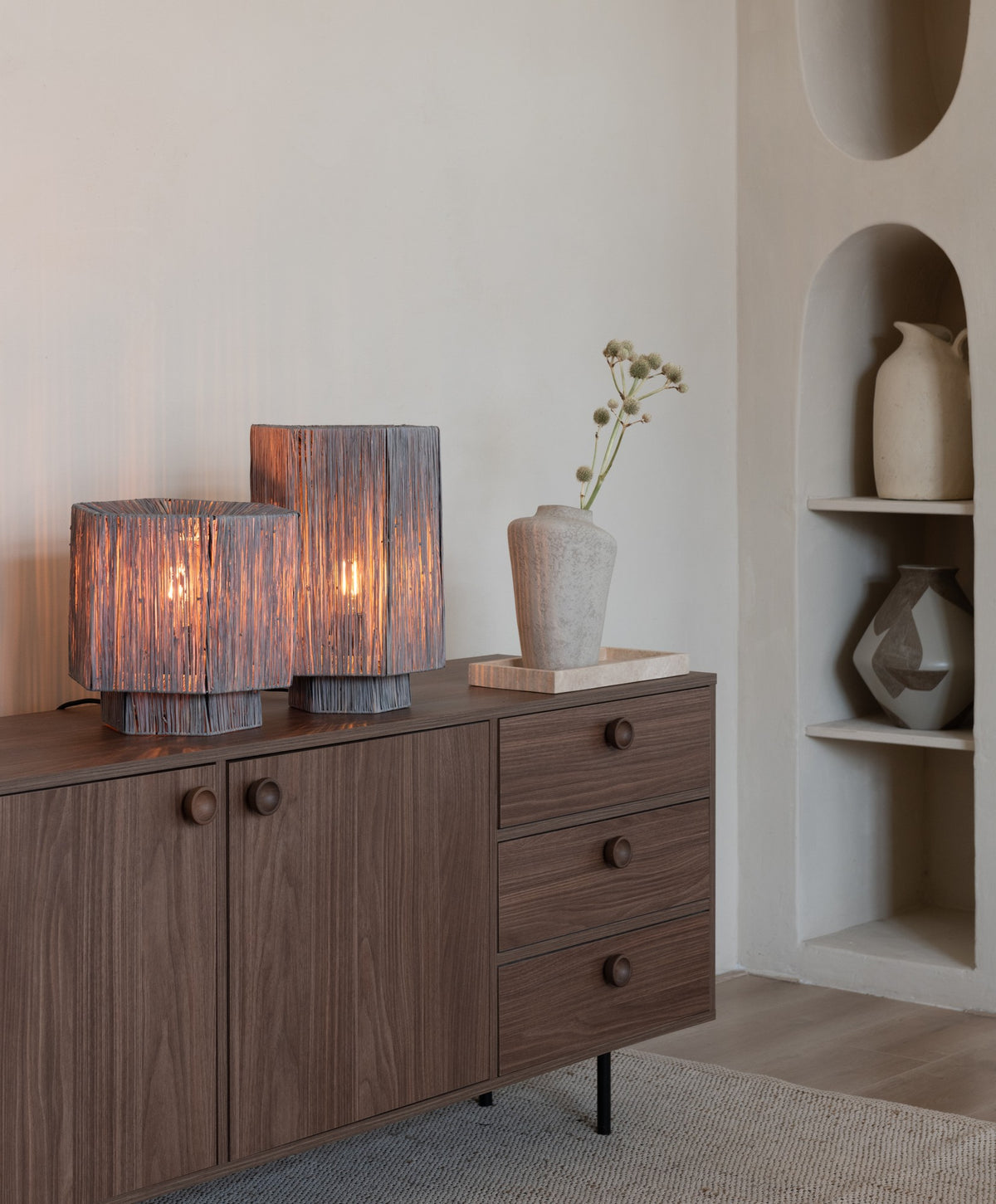 Lâmpada de mesa grande cinza em rafia GOOD&MOJO Panama – desenho com dimensões