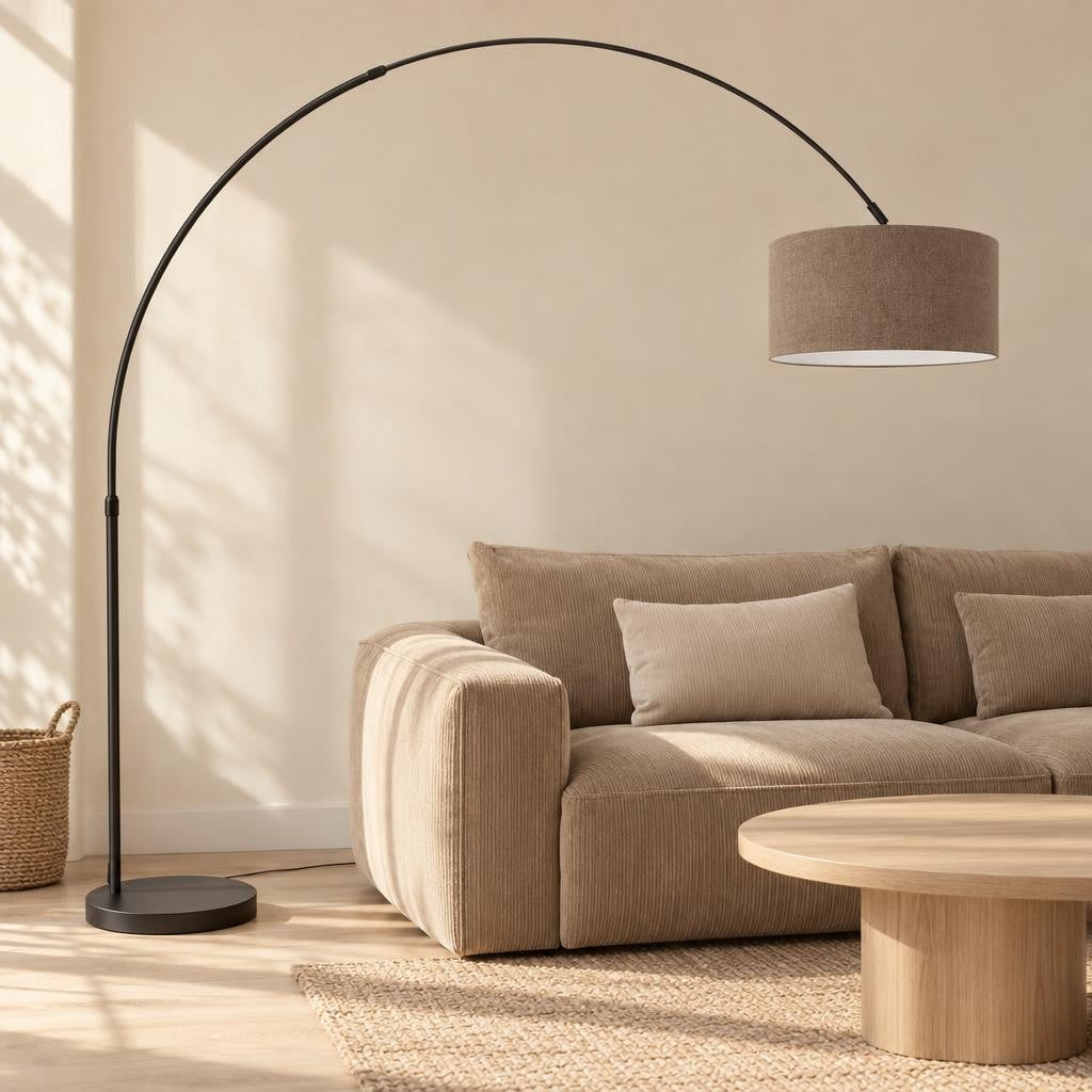 Lampada ad arco nera con paralume grigio E27 Mexlite Flair – foto d'ambiente