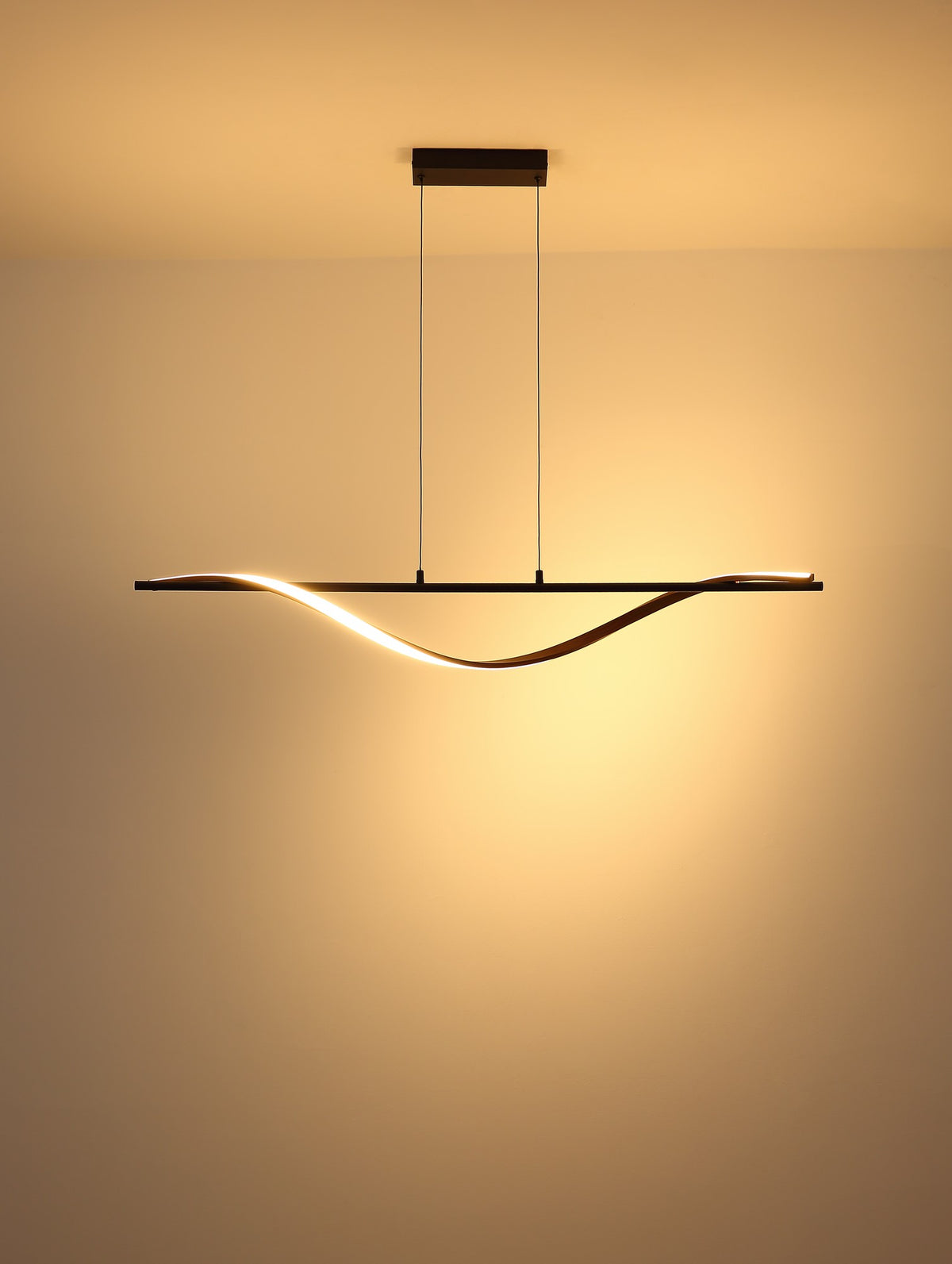 Zwarte metalen hanglamp met golvende houten lichtband – afbeelding 3