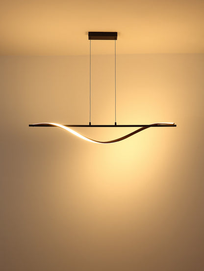 Zwarte metalen hanglamp met golvende houten lichtband – afbeelding 3