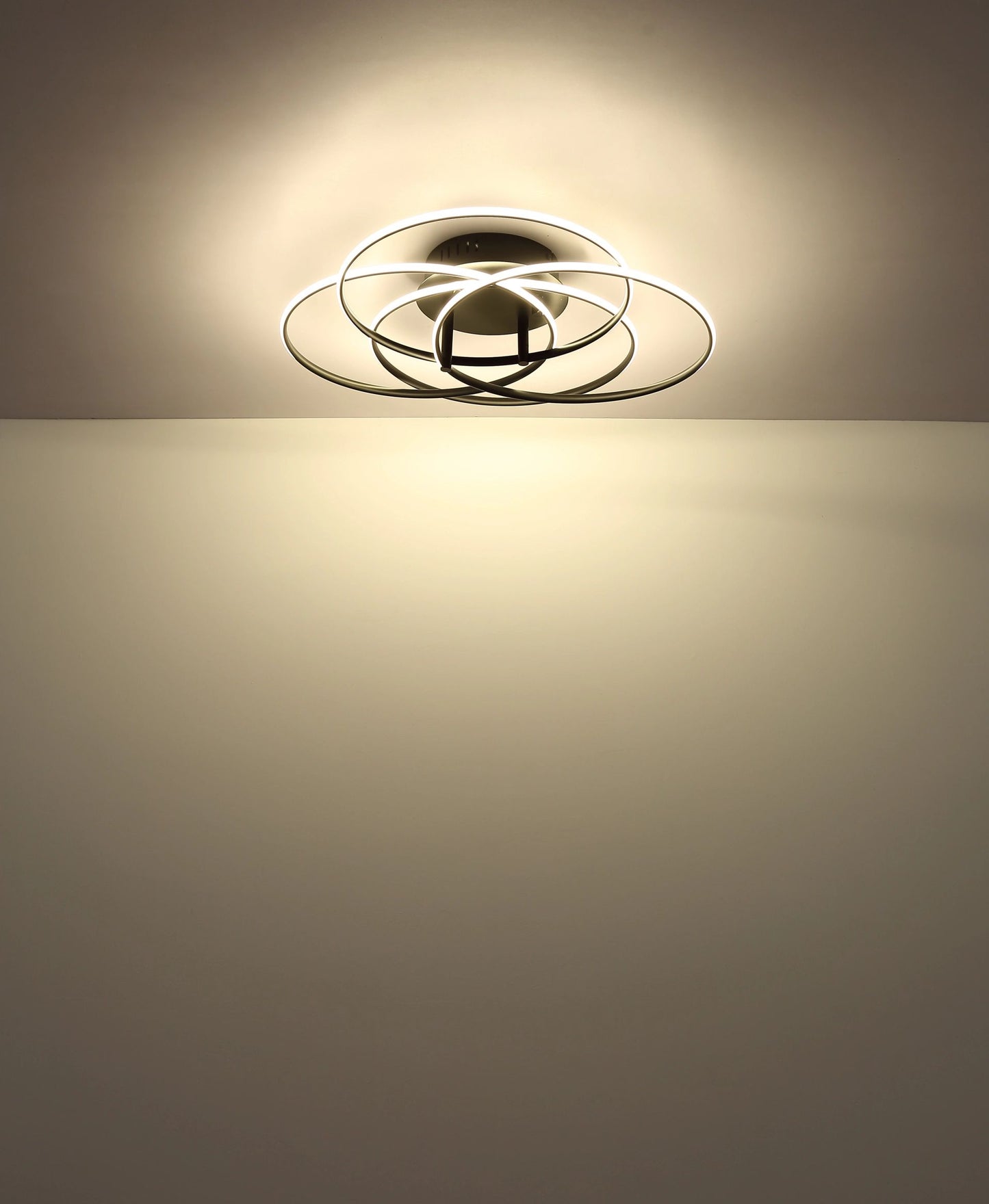 moderne-plafondlamp-met-stapelringen-en-zwart-design-kombos-variant-image3