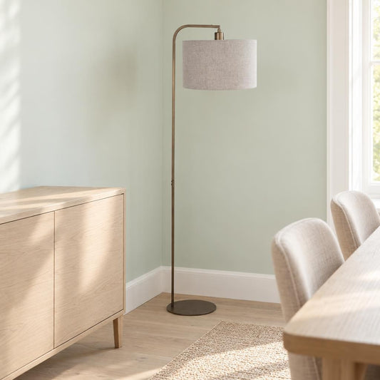 bronzen-vloerlamp-met-grijze-linnen-kap-steinhauer-stang-ai-sfeer_image