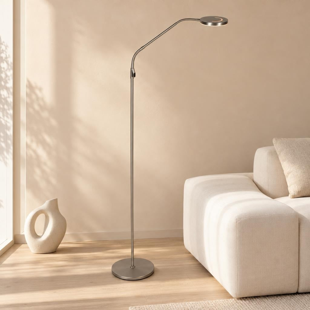 Steinhauer Exclusive Soleil 2 – стоманена LED подова лампа – интериорна снимка