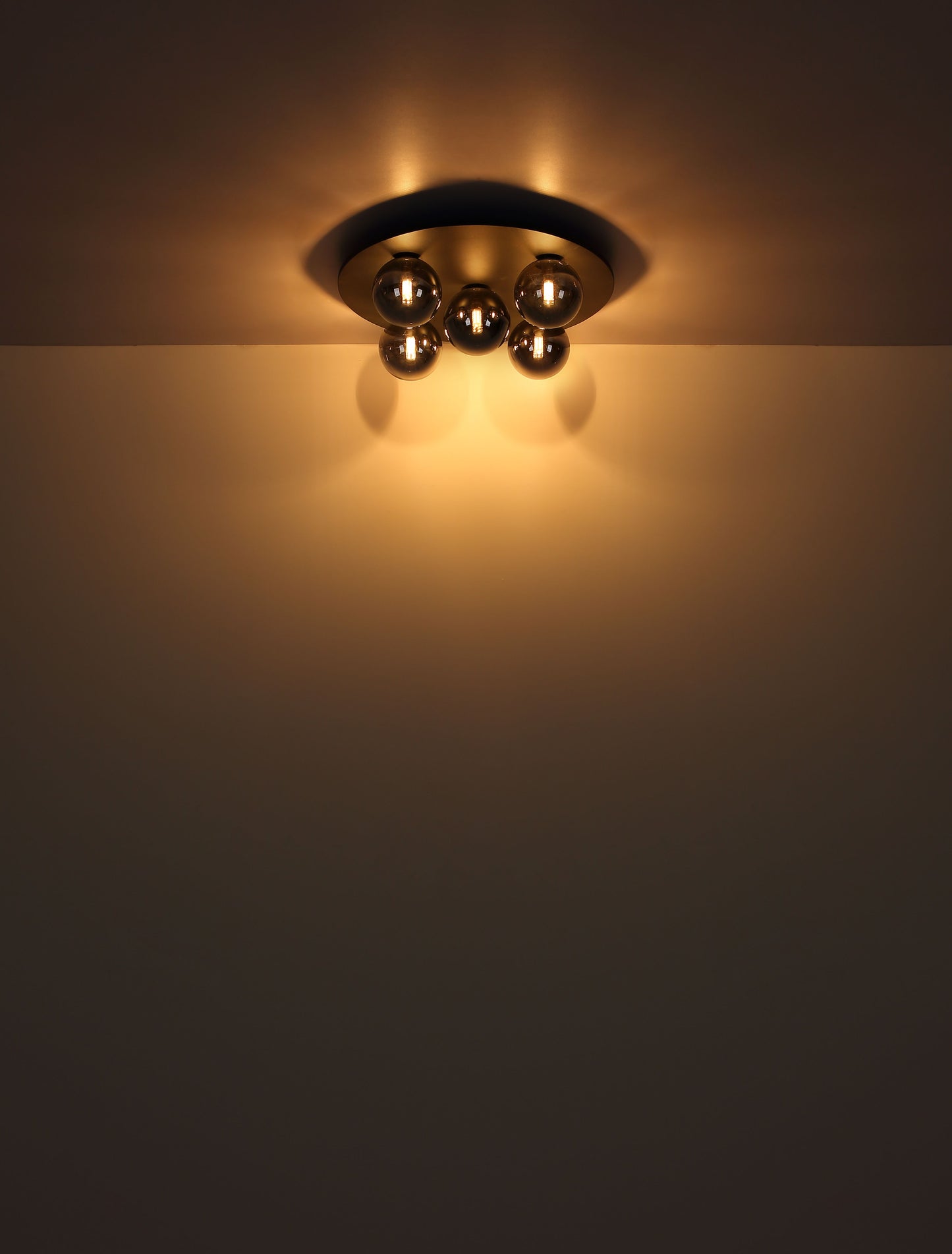 elegante-plafondlamp-met-rookglazen-bollen-riha-variant-image2