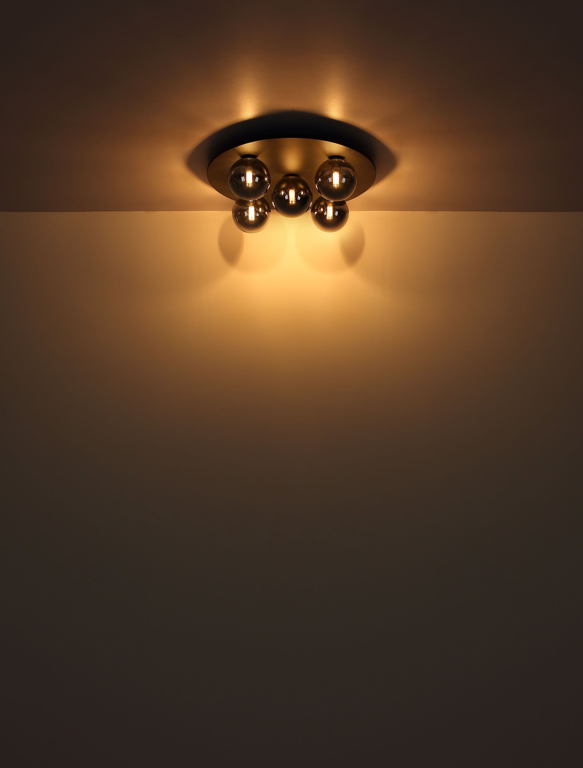 elegante-plafondlamp-met-rookglazen-bollen-riha-variant-image2