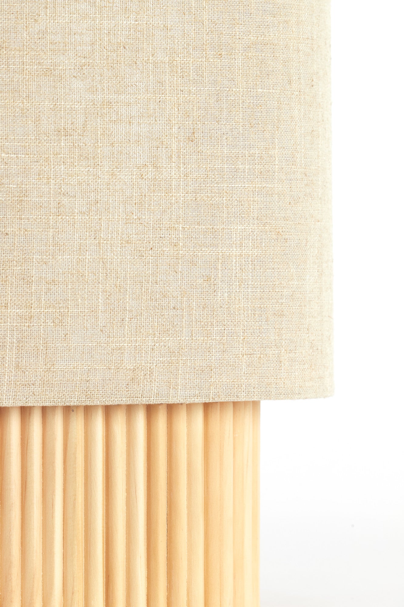 slanke-houten-tafellamp-met-linnen-kap-scandinavisch-light-living-laslo-variant-image6