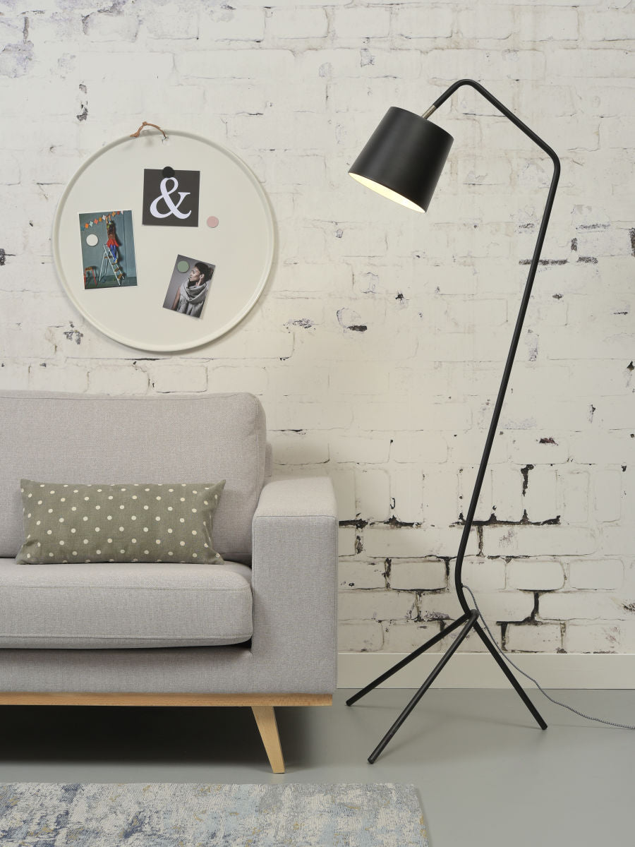 zwart-metalen-driepotige-vloerlamp-its-about-romi-barcelona-variant-image1