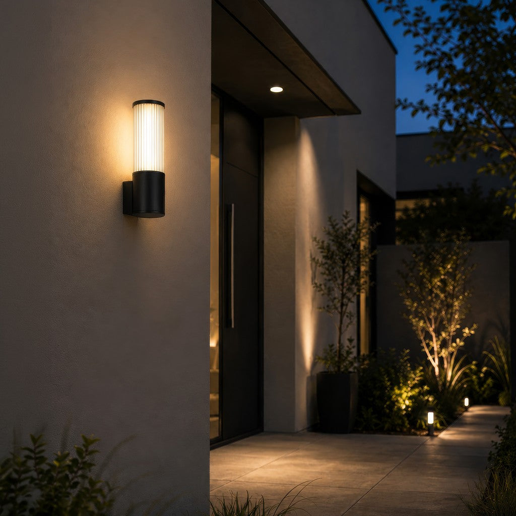 Piccola lampada da esterno a parete in alluminio LED color antracite – foto d'ambiente