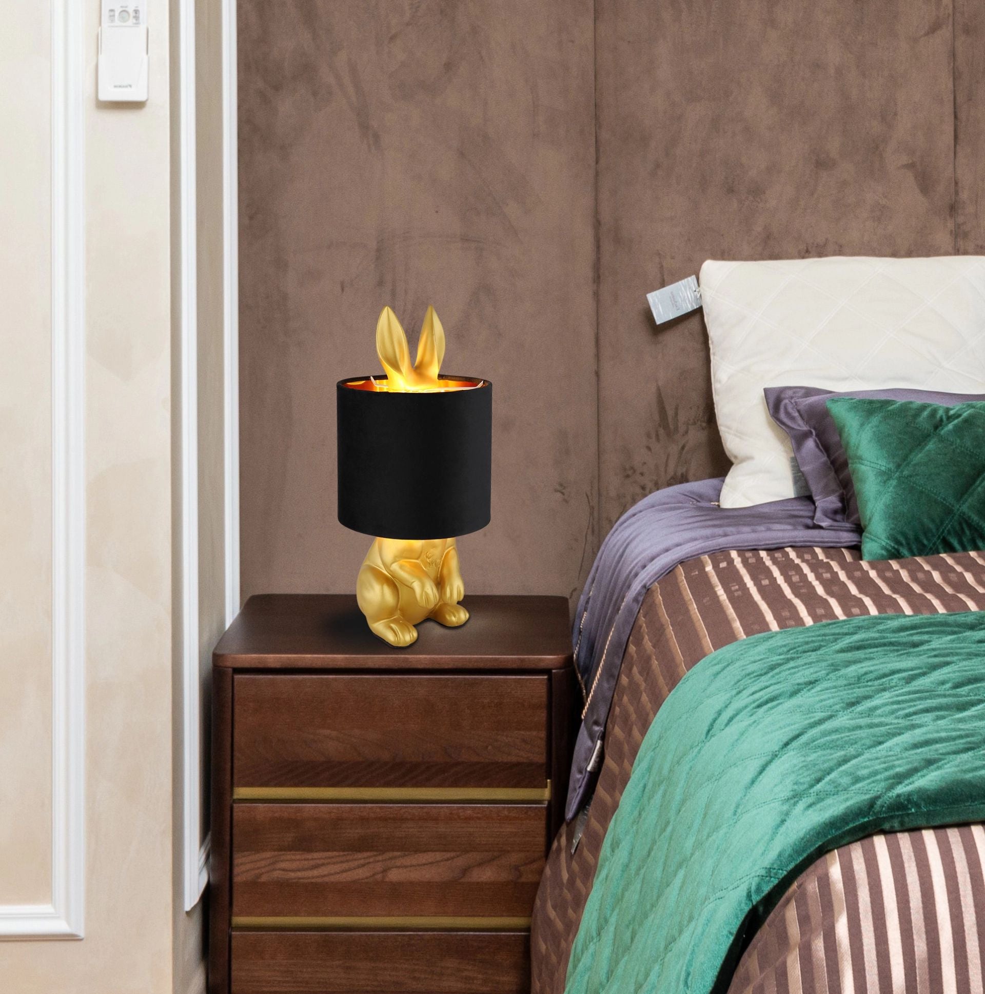 speelse-gouden-konijn-tafellamp-met-zwarte-kap-rabbit-variant-image8