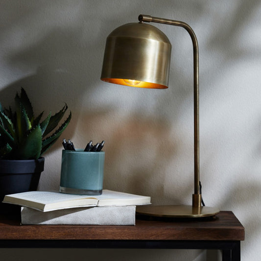 klassieke-gouden-tafellamp-ronde-lampenkap-light-living-aleso-ai-sfeer_image