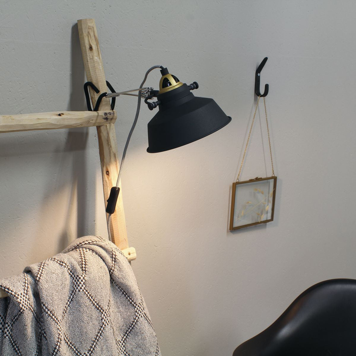 industriele-zwarte-metalen-wandlamp-mexlite-nove-variant-image2
