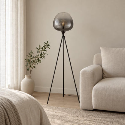 Moderne vloerlamp Maxy zwart met rookglas – sfeerbeeld