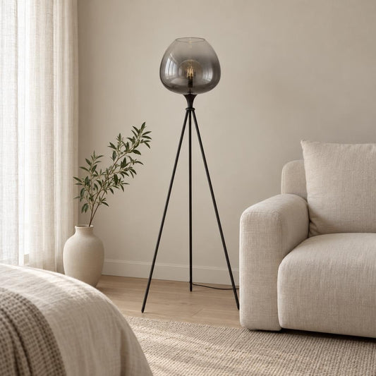 Podna lampa Maxy – crna, tripod, dimljeno staklo – ambijentalna fotografija