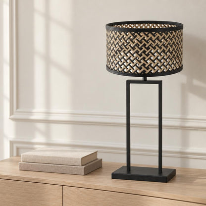 moderne-zwarte-tafellamp-met-rieten-lampenkap-steinhauer-stang-ai-sfeer_image
