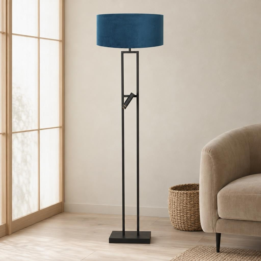 Crna podna lampa Stang s plavim baršunastim sjenilom i čitaćim svjetlom – ambijentalna fotografija