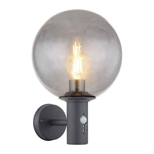 Zwarte metalen buitenwandlamp met gerookte glazen bolkap en ronde wandplaat
