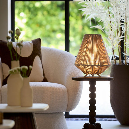 beige-tafellamp-light-living-felida-met-touwdetails-ai-sfeer_image