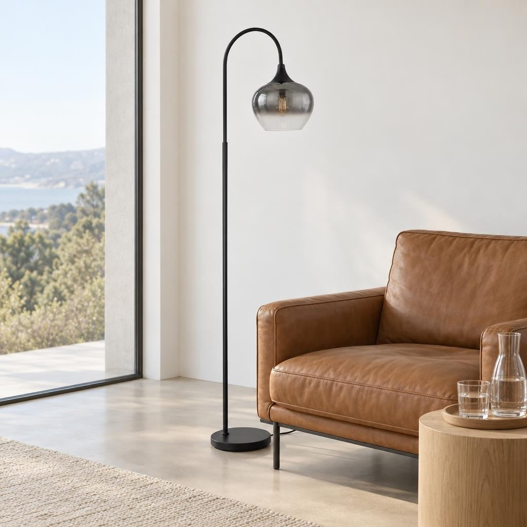 Lampada da terra Obolg Maxy nera con vetro fumé – foto d'ambiente