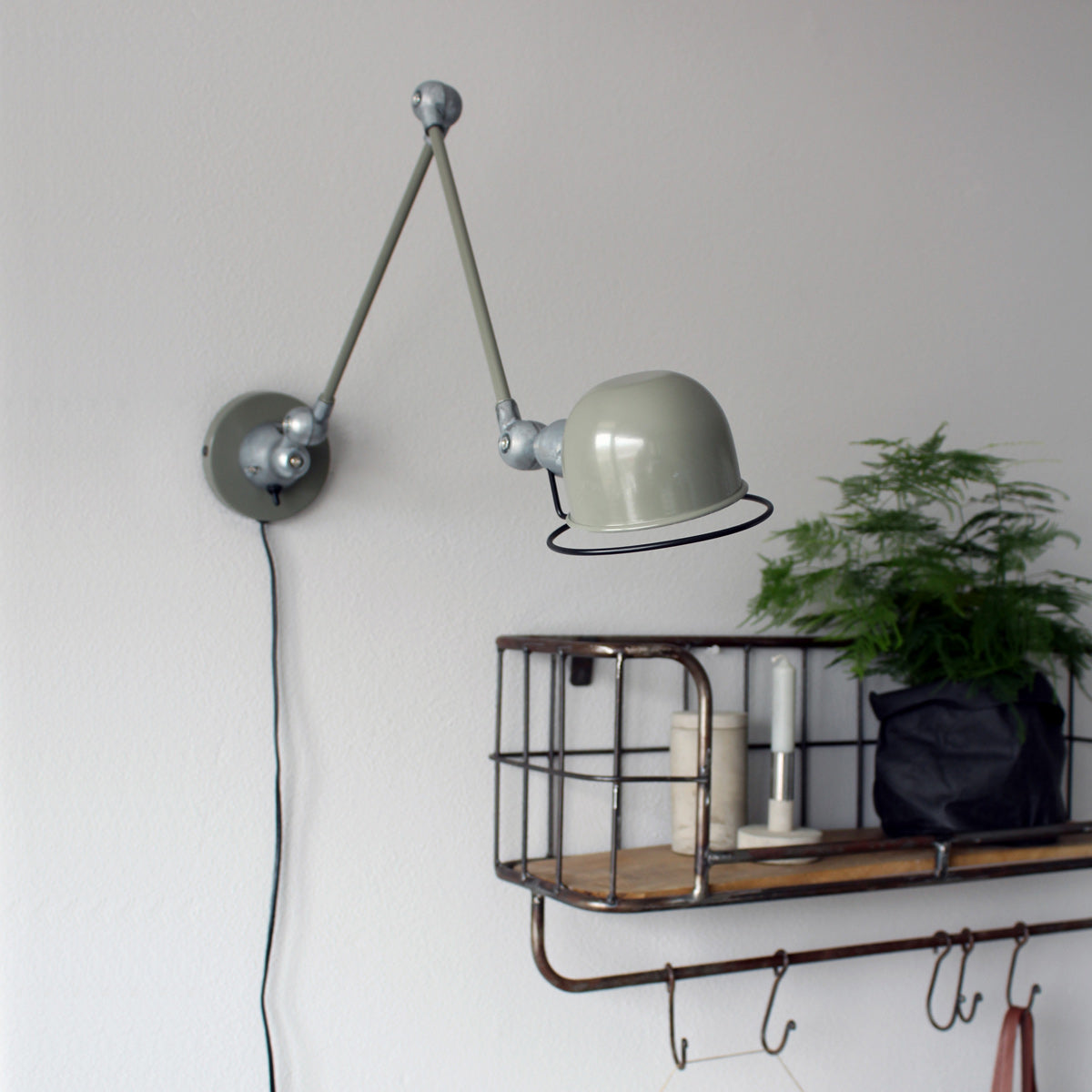 ronde-industriele-wandlamp-scharnierarm-groen-mexlite-davin-ai-sfeer_image