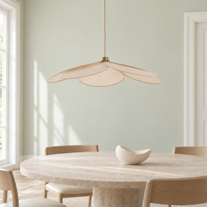 Beige pendellampe i tekstil, blomsterform – Light & Living Fyano – stemningsbillede