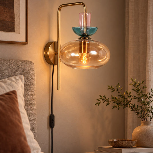 Gintarinė stiklinė sieninė lempa su kištuku Anne Light Malboo – interjero nuotrauka