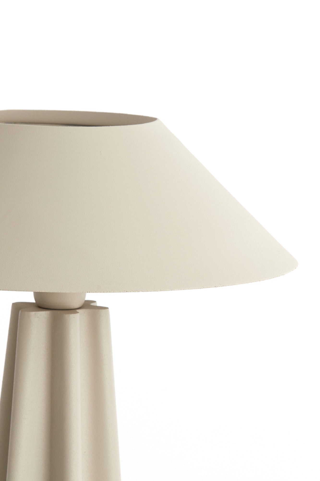 beige-tafellamp-met-conisch-ontwerp-light-living-cukai-variant-image2