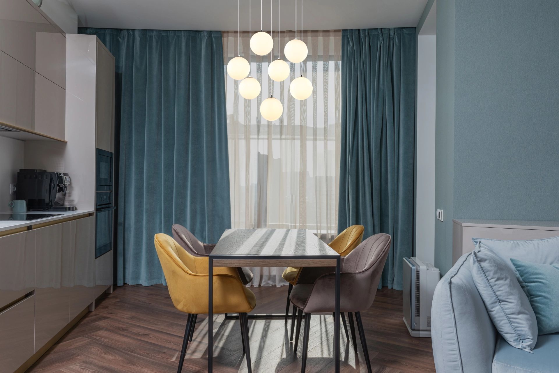 elegante-hanglamp-met-opale-glazen-bollen-riha-variant-image2