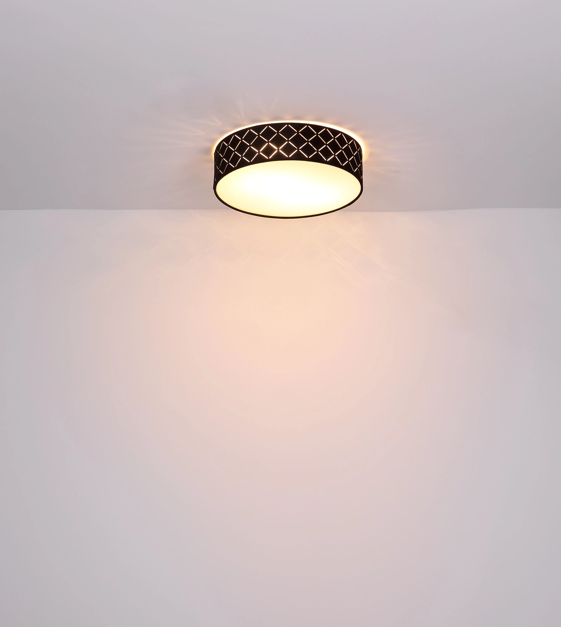 stijvolle-plafondlamp-met-zwarte-kap-varios-variant-image4