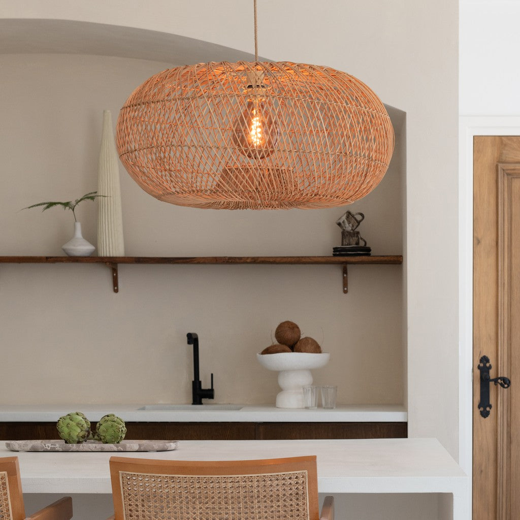 Grande lampada a sospensione in rattan color naturale GOOD&MOJO Arizona – foto d'ambiente