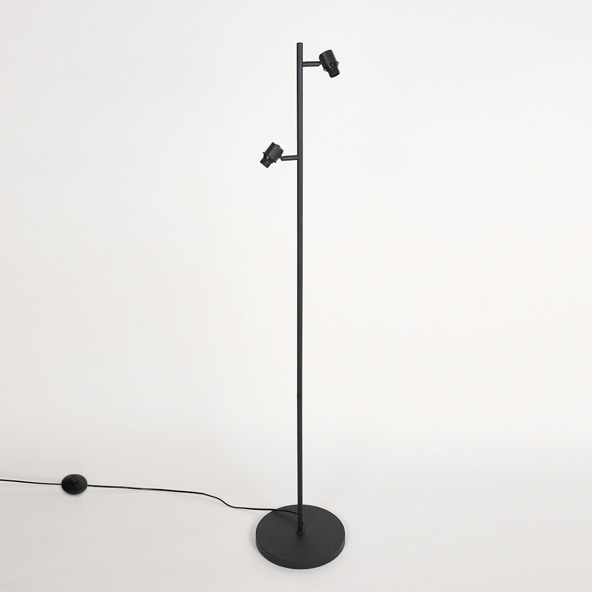 zwarte-vloerlamp-met-twee-amberkleurige-glazen-lichtpunten-mexlite-ocre-variant-image11