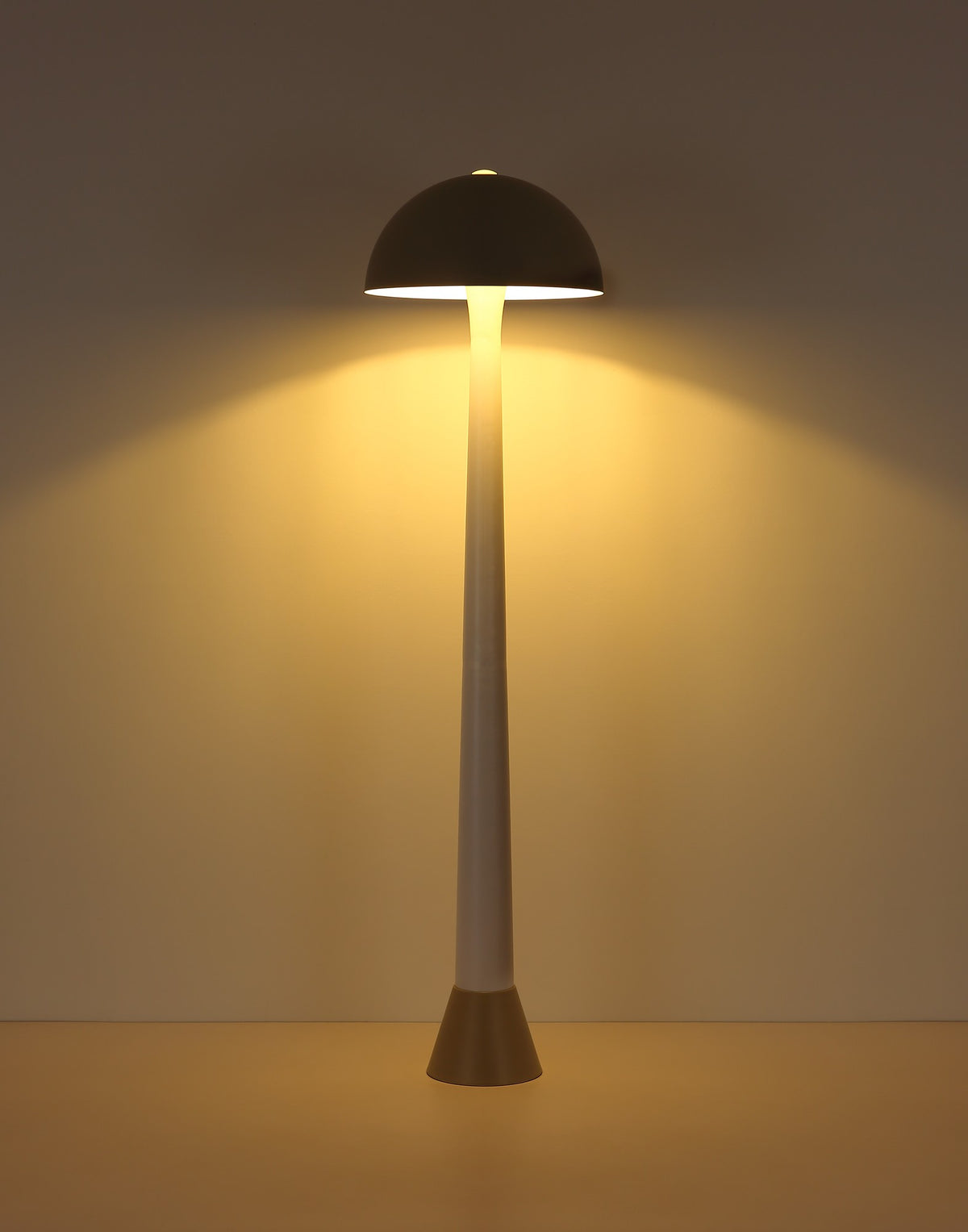 Suwena metalna podna lampa u boji pijeska – slika 5