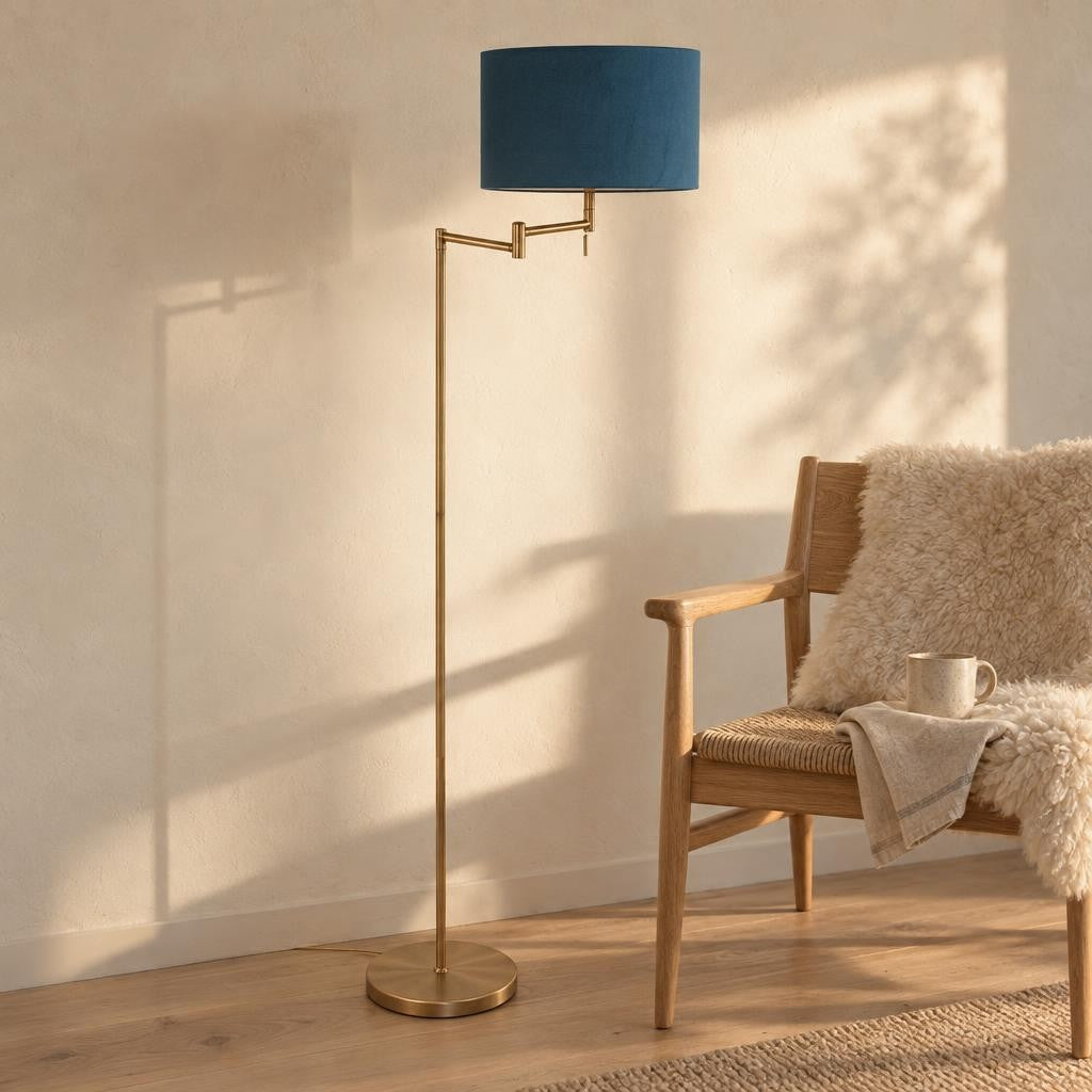 Bronzová stojacia lampa Mexlite Bella s modrým tienidlom – fotografia v interiéri